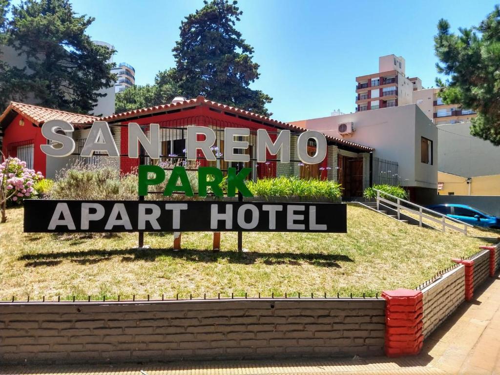 un letrero para el hotel San Francisco Parkark en San Bernardo Aparts en San Bernardo