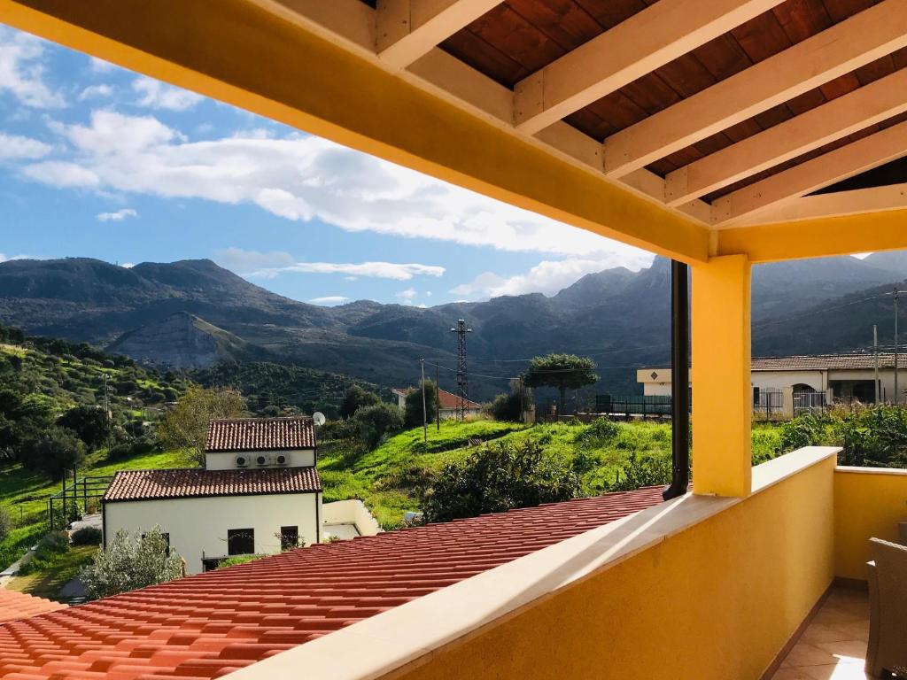 チェファルにあるCasa Paolinaの山々を背景にした家のバルコニーからの眺め