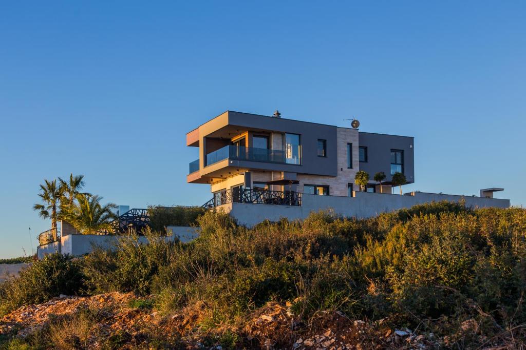 ein Haus auf einem Hügel in der Unterkunft Villa Vie in Medulin