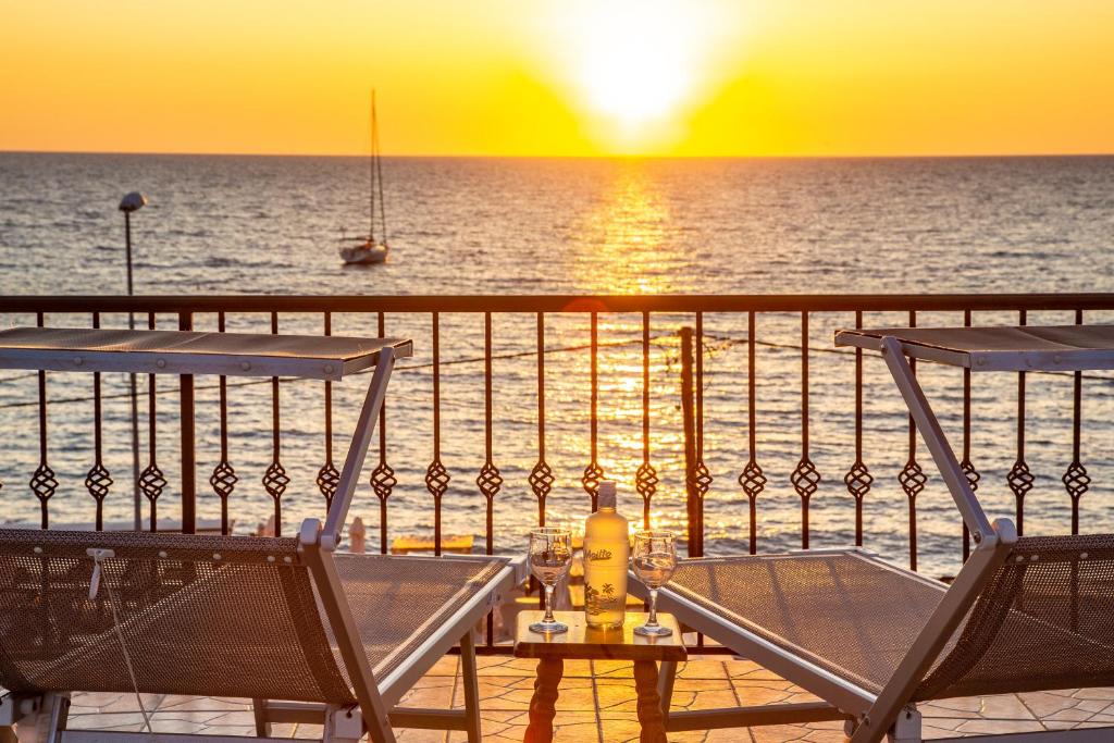 una mesa y sillas en un balcón con vistas al océano en Apartments Oliva, en Utjeha