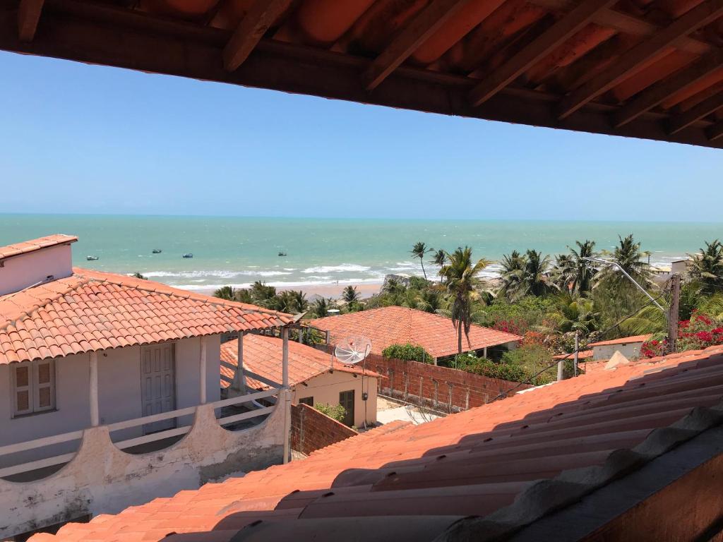 uma vista para a praia a partir do telhado de uma casa em Pousada Casa da Lu em Aracati