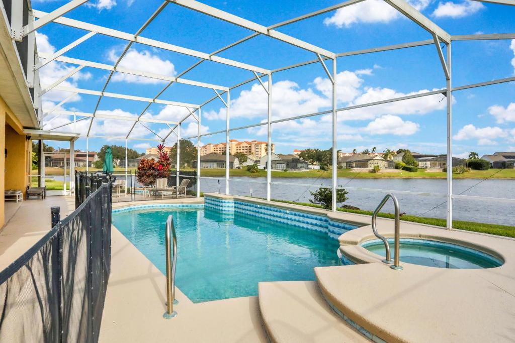 una piscina con vista sull'acqua di Formosa Elegance a Orlando