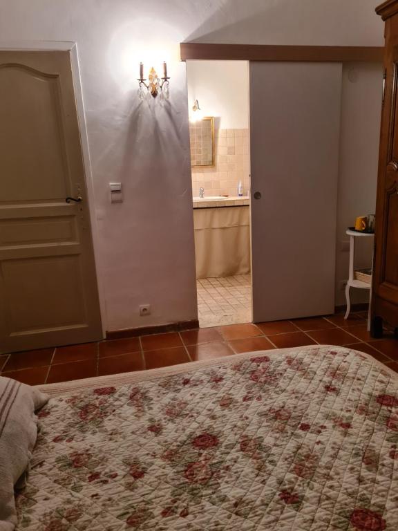 Postel nebo postele na pokoji v ubytování Le Mas des Pins