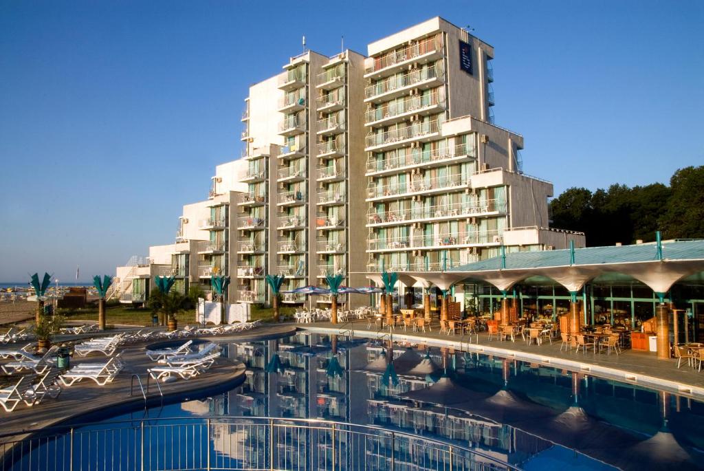 un hotel con un gran edificio junto a una masa de agua en Hotel Boryana, en Albena