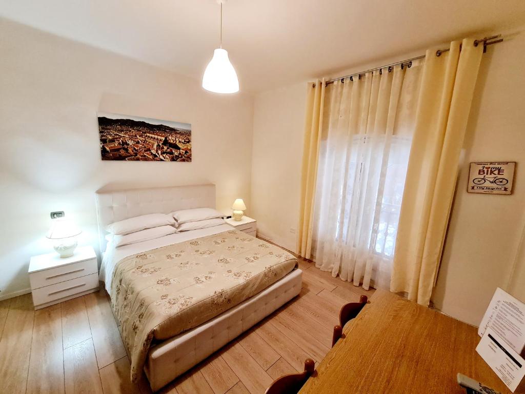 - une chambre avec un lit et une fenêtre dans l'établissement Nel Sole monolocale, à Bologne