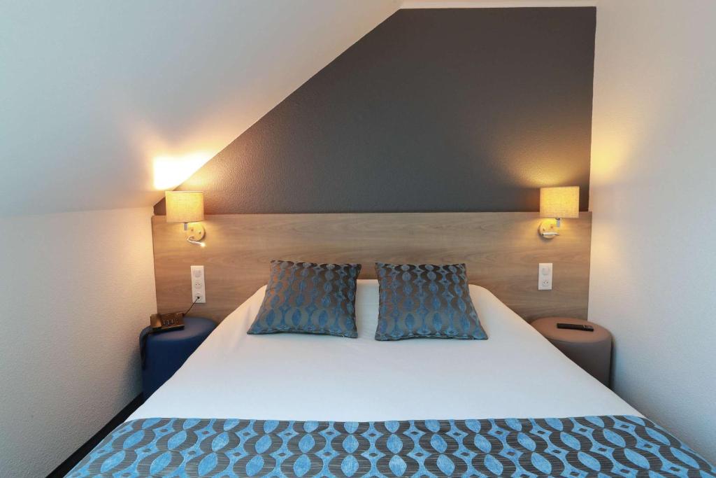 Un pat sau paturi &icirc;ntr-o camer&#x103; la Sure Hotel by Best Western Limoges Sud