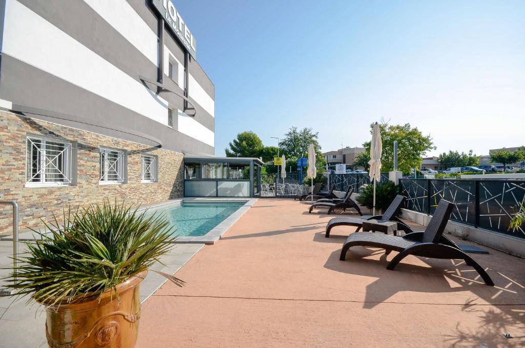 Bazén v ubytování Sure Hotel by Best Western Beziers Le Monestie nebo v jeho okolí