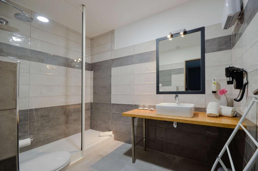 Koupelna v ubytování Sure Hotel by Best Western Beziers Le Monestie