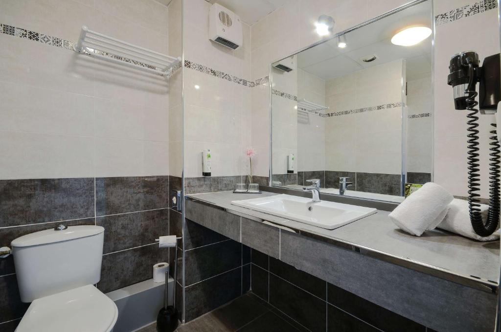 Koupelna v ubytování Sure Hotel by Best Western Beziers Le Monestie