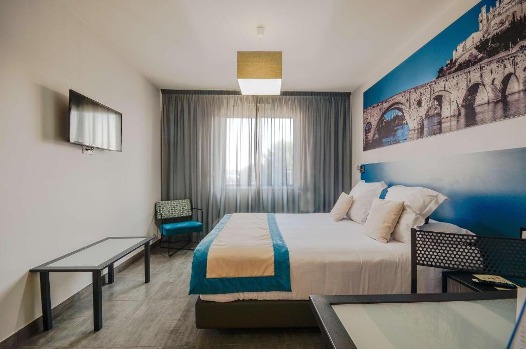 Postel nebo postele na pokoji v ubytování Sure Hotel by Best Western Beziers Le Monestie