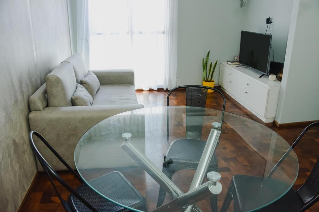 una mesa de cristal en la sala de estar con sofá en Departamento centro Cordoba capital en Córdoba