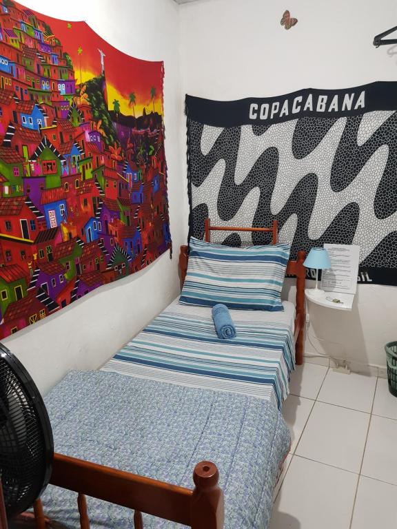 En eller flere senge i et værelse på Simple single room Botafogo, Copacabana beach