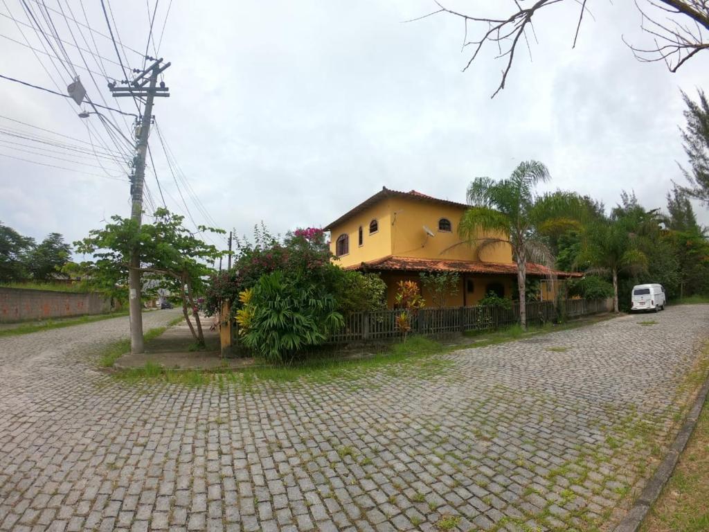 a house on the side of a road at Casa da Mamãe in Barra de São João