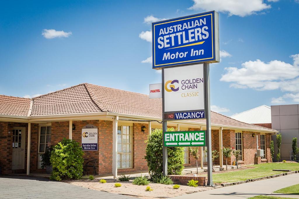 a sign for an australian sellers motor inn in front of a building at Australian Settlers Motor Inn in Swan Hill