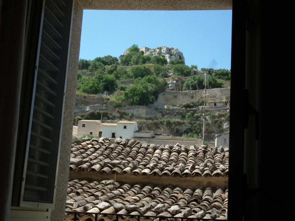 a view of a roof with a hill in the background at Anticu Dammusu in Scicli