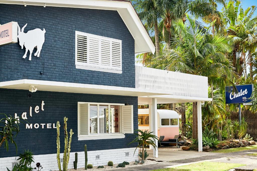 un edificio azul con una cabra a un lado en Chalet Motel Brunswick Heads, en Brunswick Heads