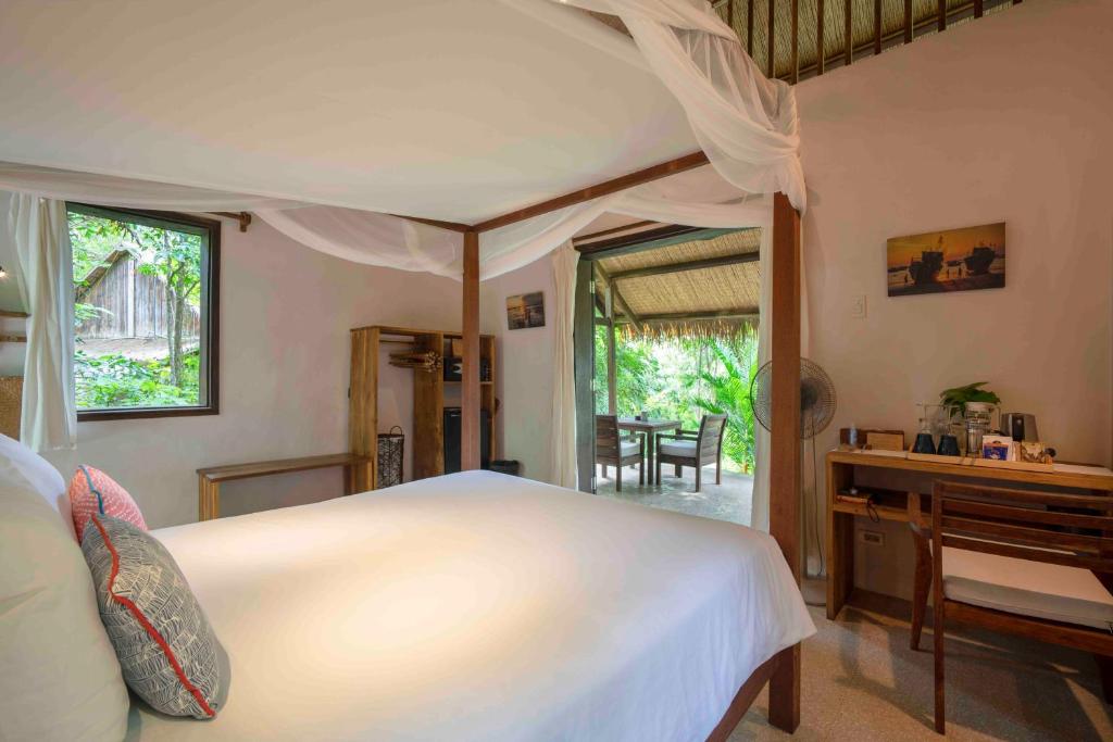 Postel nebo postele na pokoji v ubytování Mango Bay Resort