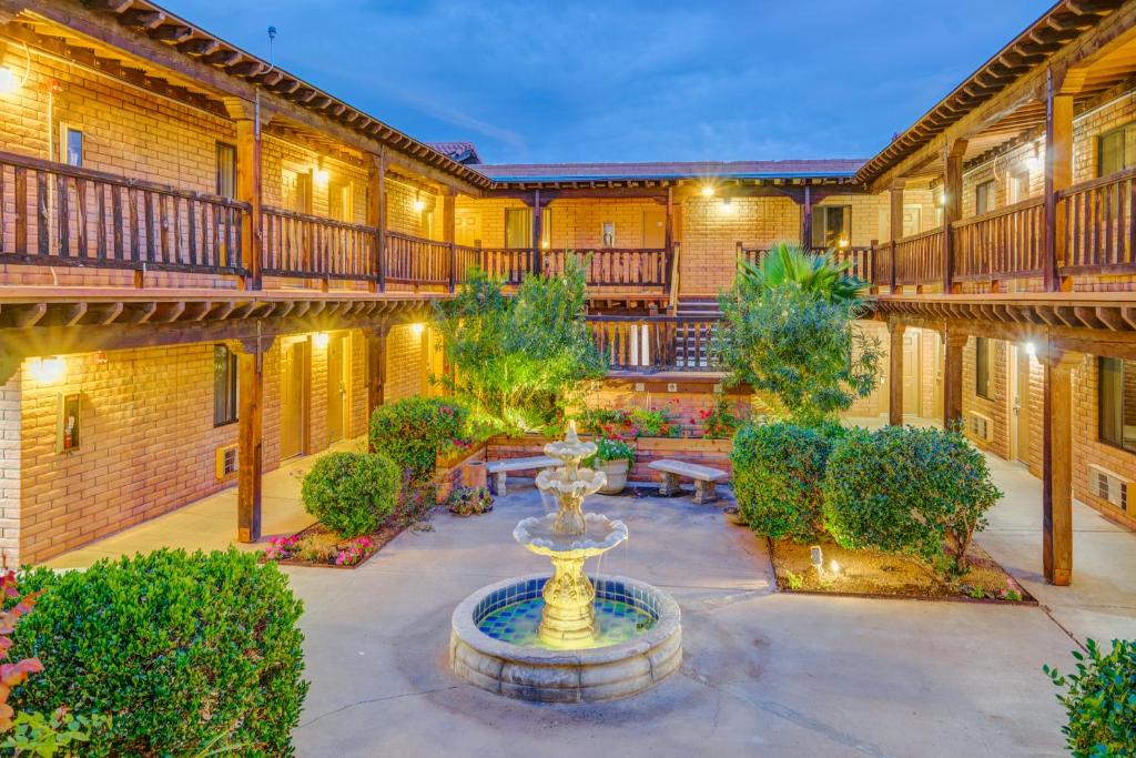 un patio en un edificio con una fuente en Sierra Suites Boutique Hotel en Sierra Vista