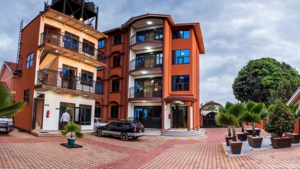 ein Gebäude mit einem davor geparkt in der Unterkunft High quality apartment in secure resort - Blue Pearl in Kampala