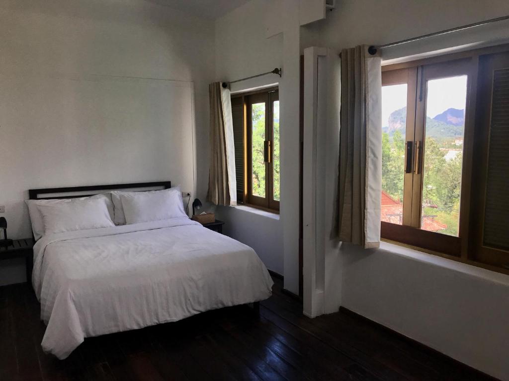 Postel nebo postele na pokoji v ubytování Ao Nang Colors Hotel - Aonang Beach