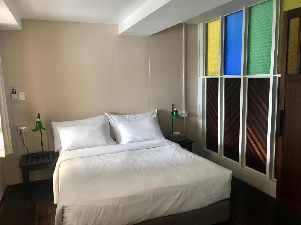 Postel nebo postele na pokoji v ubytování Ao Nang Colors Hotel - Aonang Beach
