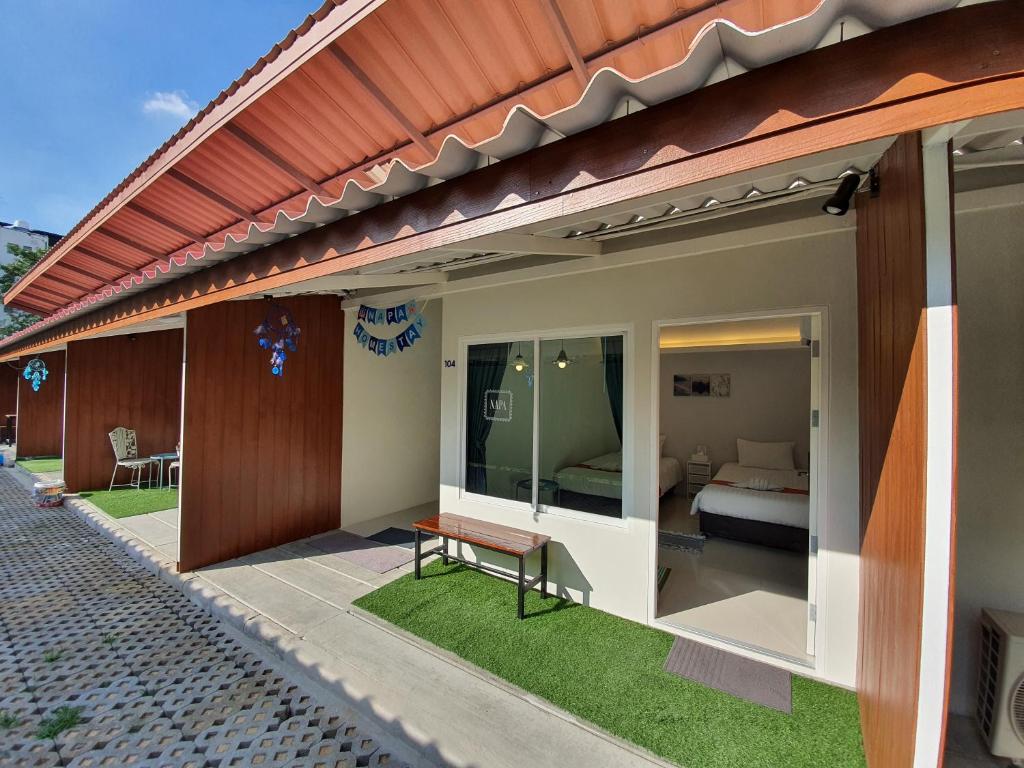 a guest house with a bedroom and a bed at Napa Hostel Samrong Station in Samutprakarn