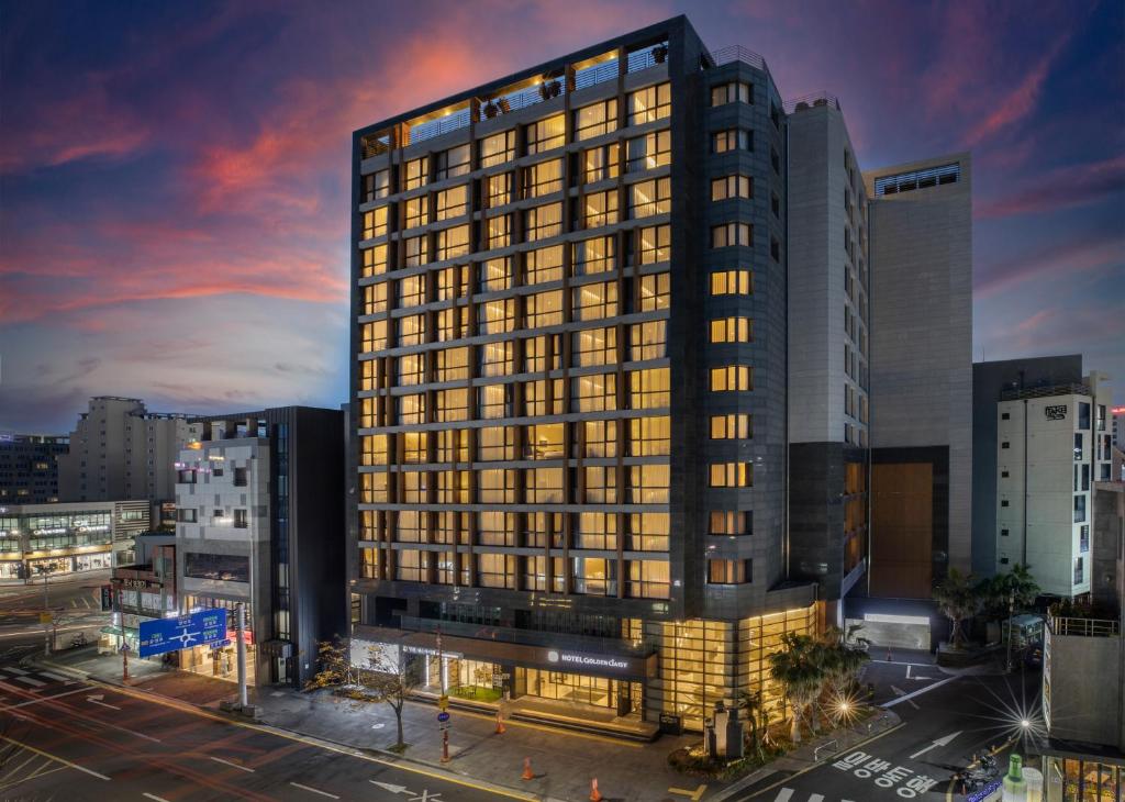 una representación de un edificio alto en una ciudad en Golden Daisy Hotel, en Seogwipo