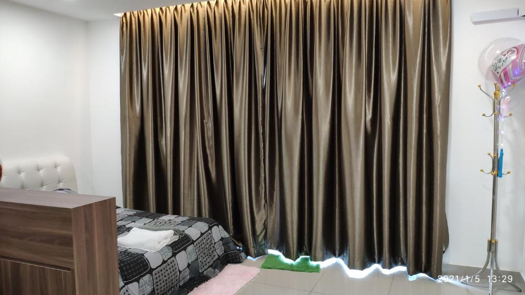 sypialnia z łóżkiem i dużą zasłoną w obiekcie 01-AustinRegency homestay Studio family room 4pax near Toppen Aeon Tebrau w mieście Johor Bahru