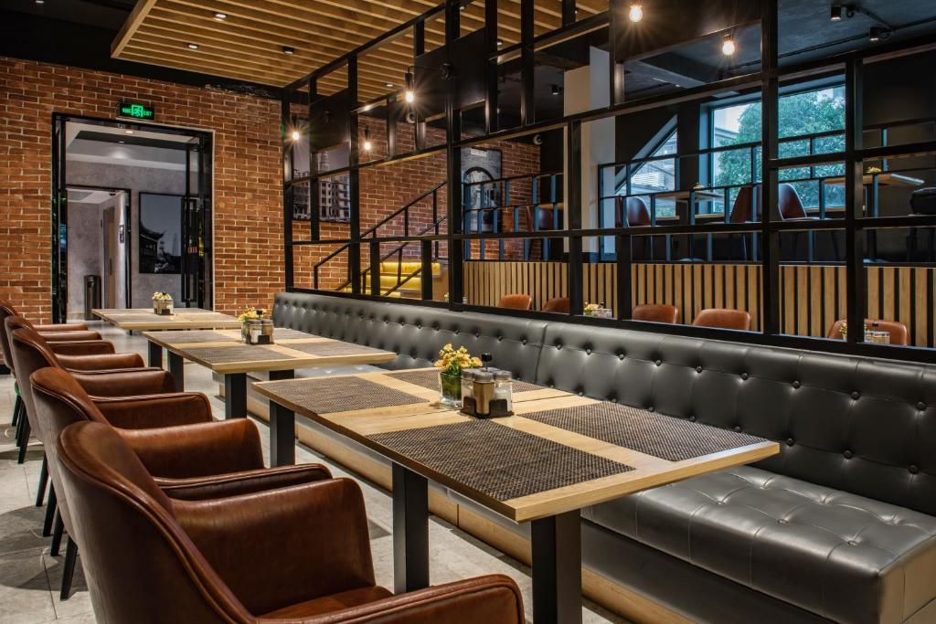 uma fila de mesas e cadeiras num restaurante em Park Inn by Radisson Shanghai Global Harbor em Xangai