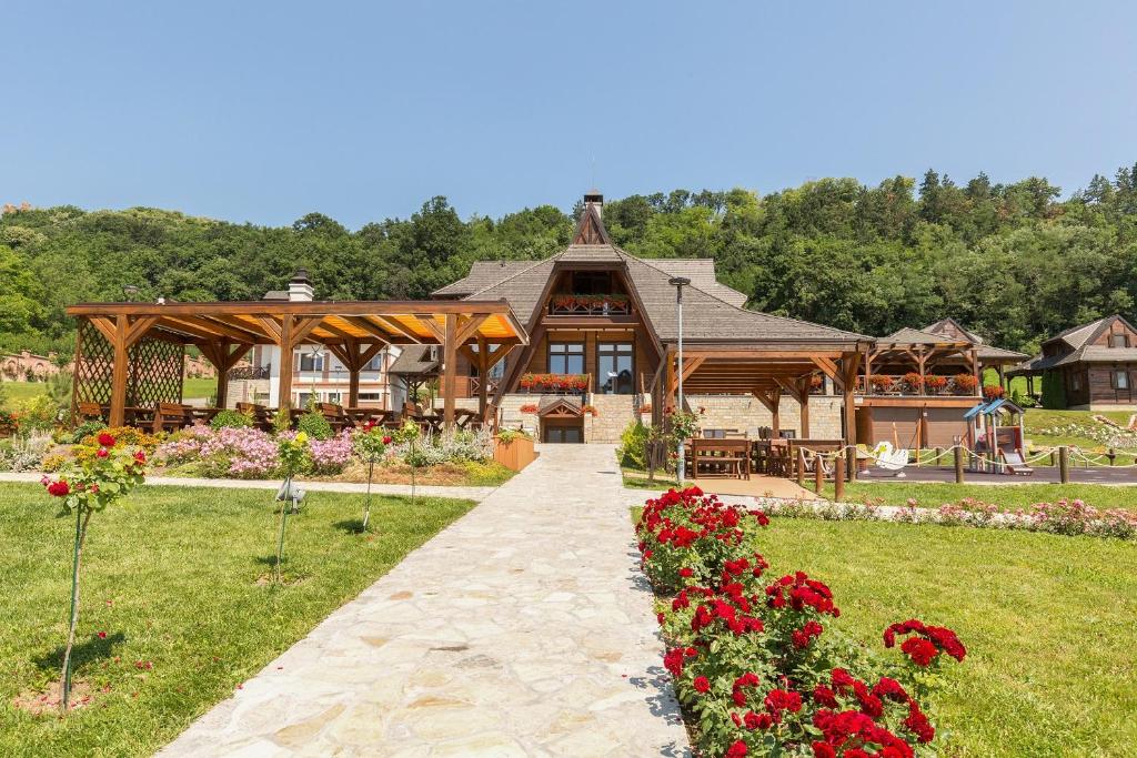 Zahrada ubytování Etno Naselje Vrdnička kula