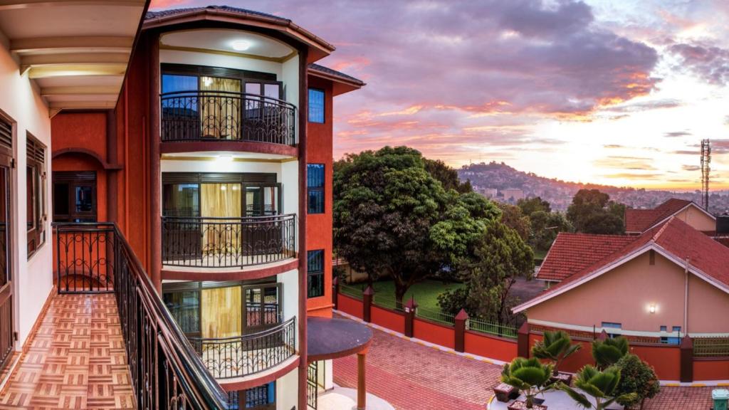 Apartment mit Balkon und Aussicht in der Unterkunft Lovely apartment with view for 2 to 4 people in Kampala