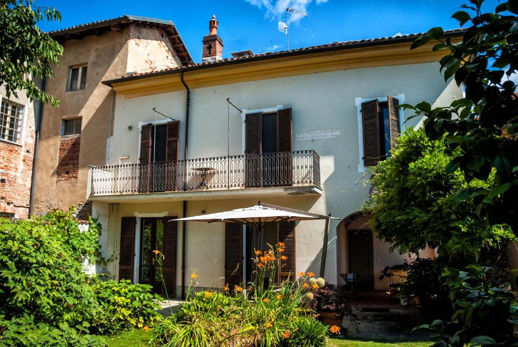 an old house with an umbrella in front of it at Lapieve in Scalenghe