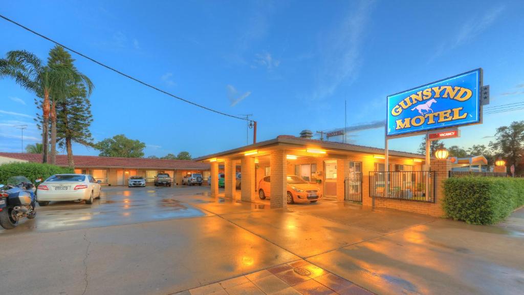 a motel with a sign in a parking lot at Gunsynd Motor Inn in Goondiwindi