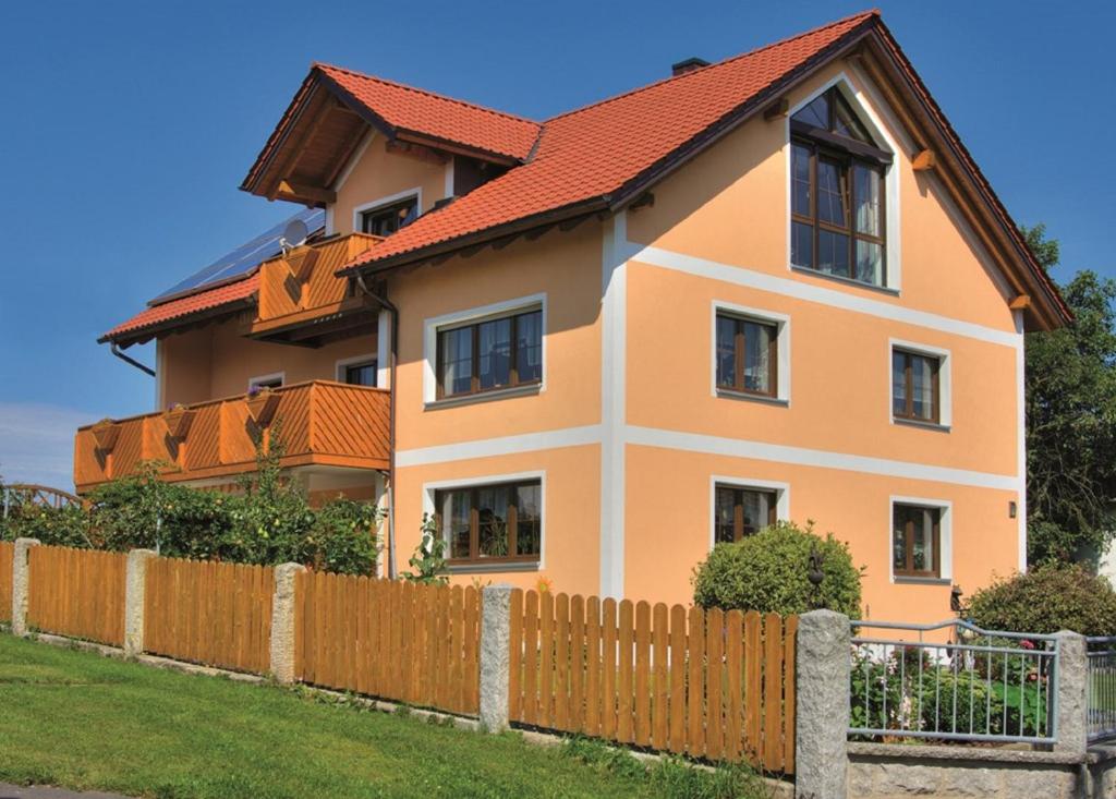 ein Haus mit einem Zaun davor in der Unterkunft Ferienwohnung Brigitte Frank in Bärnau