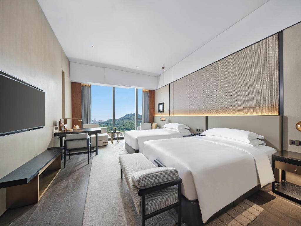 Postel nebo postele na pokoji v ubytování InterContinental Dongguan by IHG - Free shuttle bus to Canton Fair during Canton Fair period