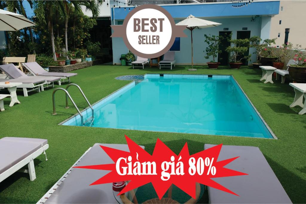 - une piscine avec un panneau indiquant « Spa sox » dans l'établissement Oriental Nha Trang Hotel - Đối diện bãi biển, à Nha Trang