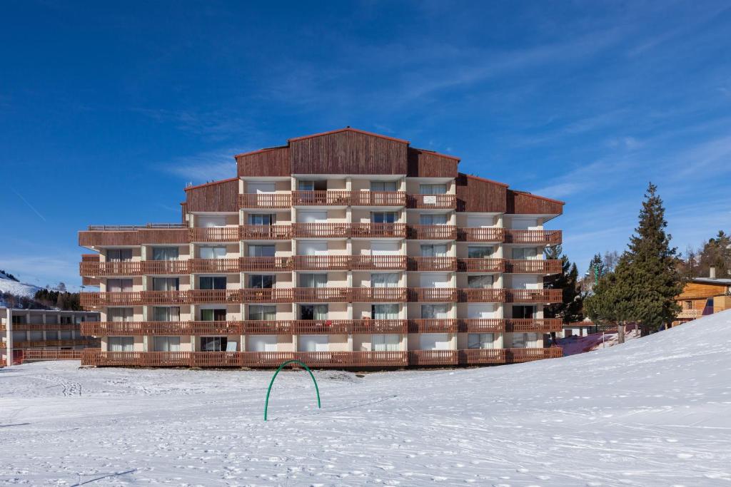 un gran edificio en la nieve en la nieve en Vacancéole - Résidence Champamé en Les Deux Alpes