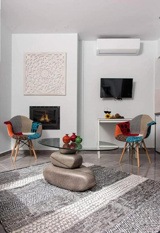 TV a/nebo společenská místnost v ubytování Mesogios House Suites