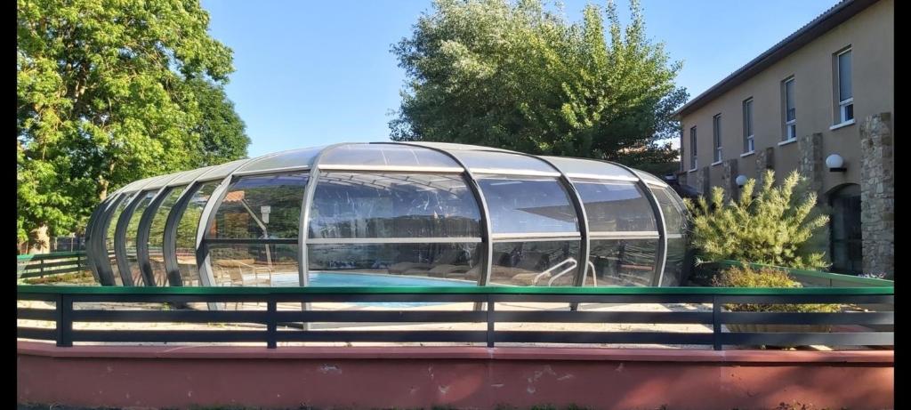 Bazén v ubytování Hôtel Restaurant La Crèche et sa piscine intérieure - Logis Hôtels nebo v jeho okolí