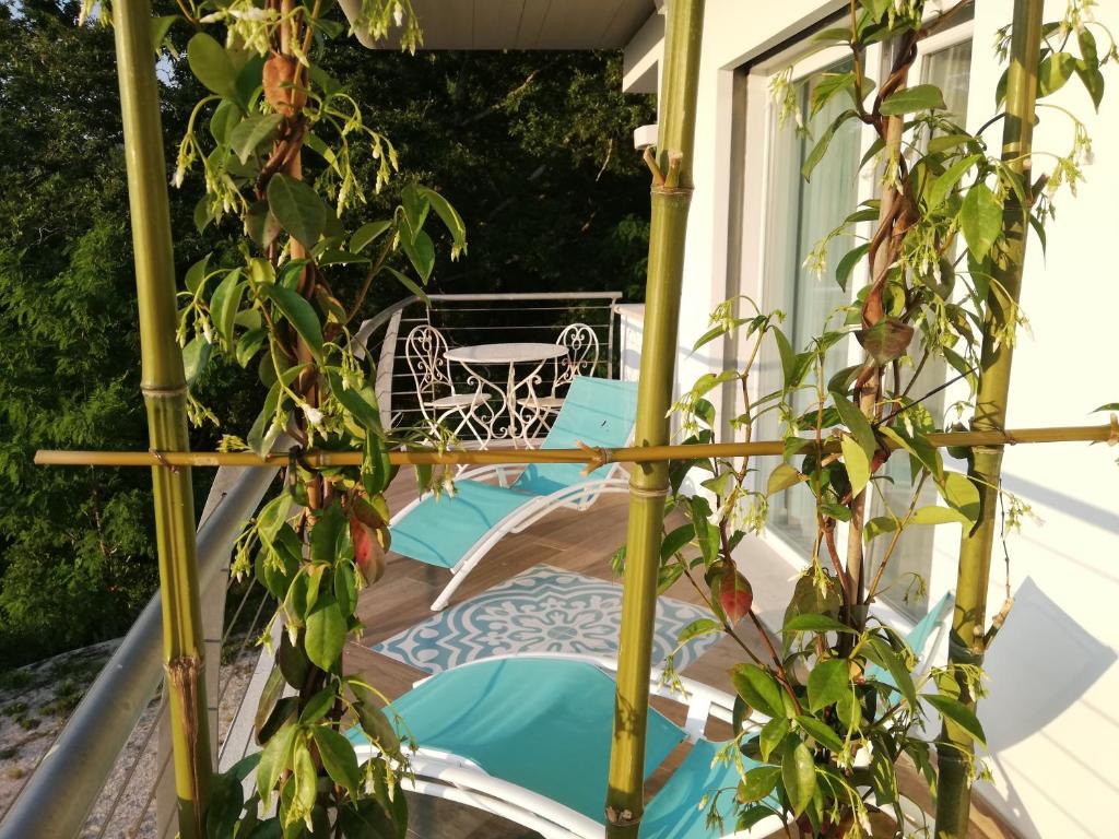 eine Veranda mit einem Stuhl und einem Tisch in der Unterkunft B&B Relais sul Siroto in Castelnuovo Cilento