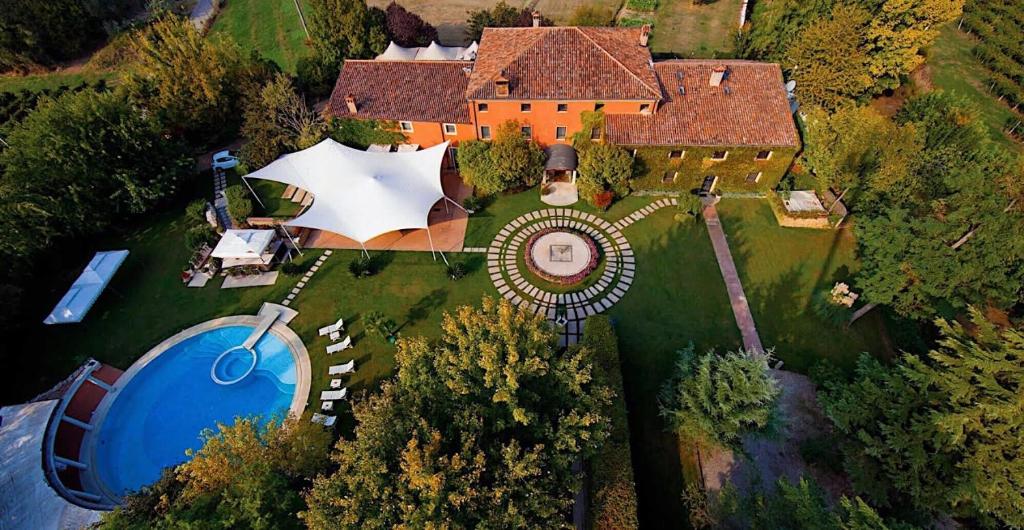 an aerial view of a large house with a pool at Hotel Relais in San Bonifacio