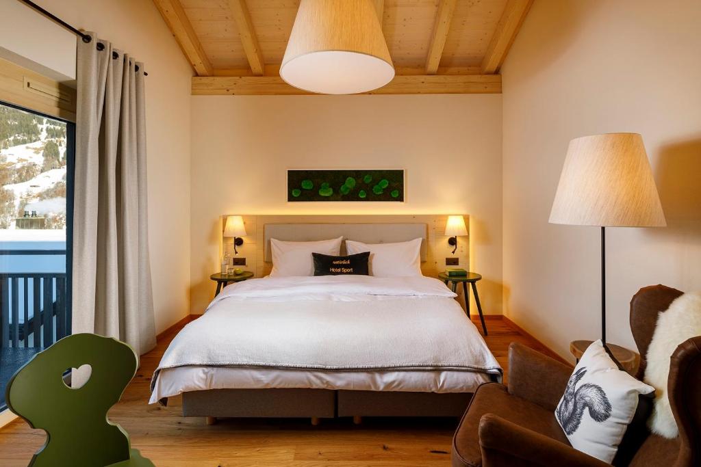 Postel nebo postele na pokoji v ubytování Hotel Sport Klosters