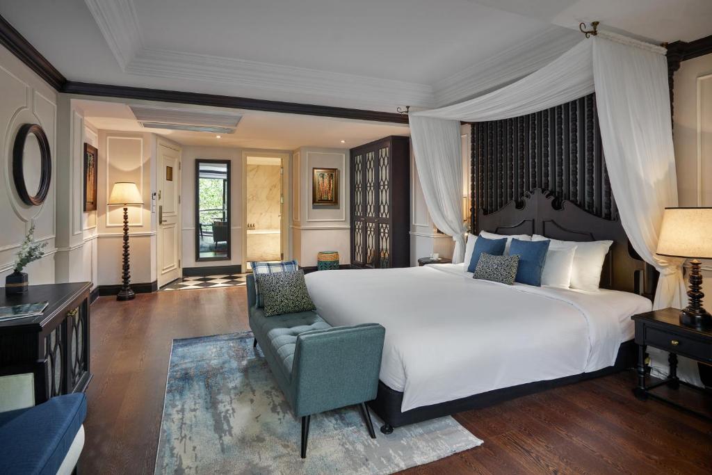 King Suite with Balcony - Free 1 drink