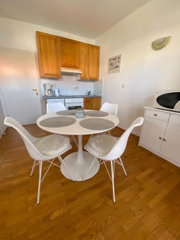 Kuchyň nebo kuchyňský kout v ubytování Apartments Vidmar near Bled