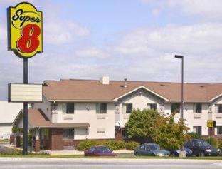 Super 8 by Wyndham Christiansburg/Blacksburg Area - Two Queen Bedroom Studio Suite - Non-Smoking