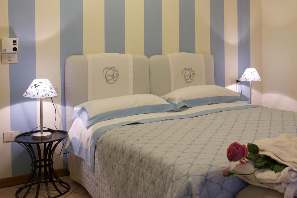 A bed or beds in a room at Terrazza Ginori