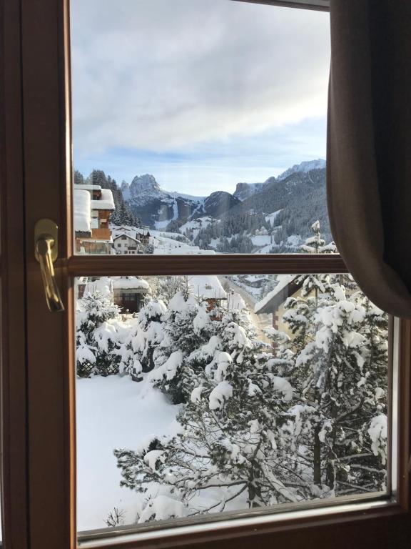 Nespecifikovaný výhled na hory nebo výhled na hory při pohledu z hotelu