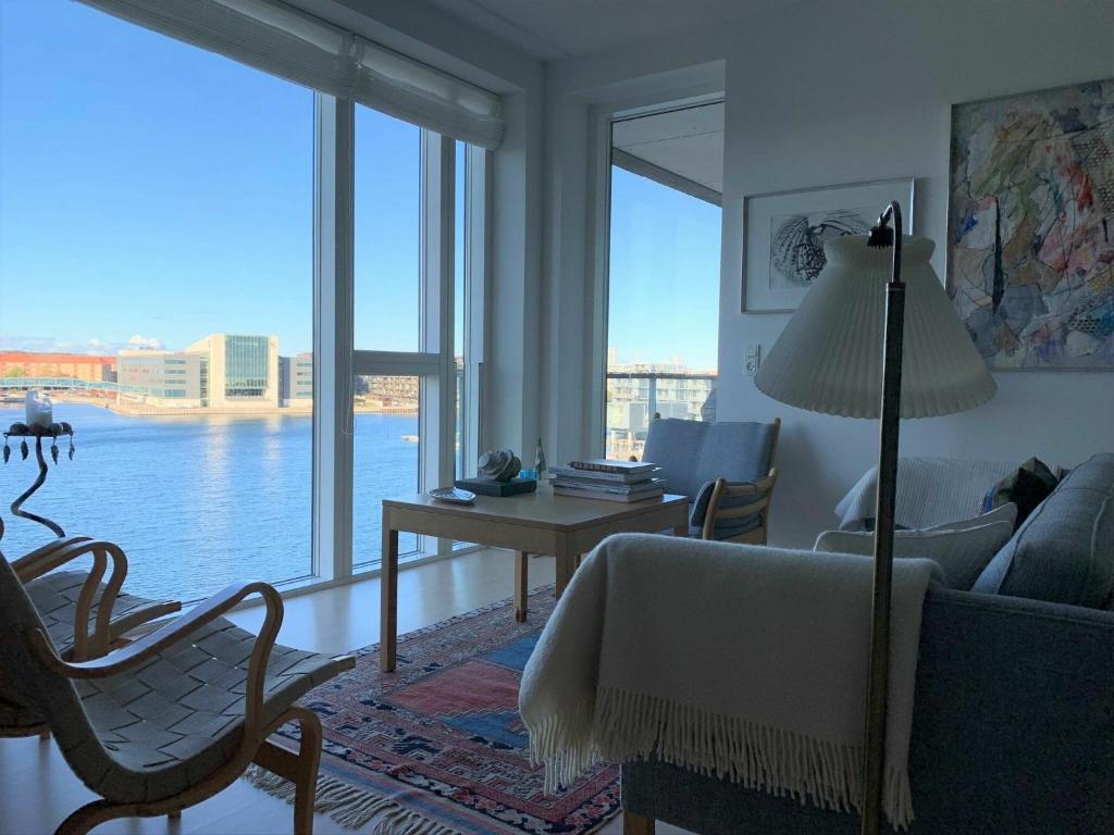 ein Wohnzimmer mit Blick auf das Wasser in der Unterkunft ApartmentInCopenhagen Apartment 1417 in Kopenhagen