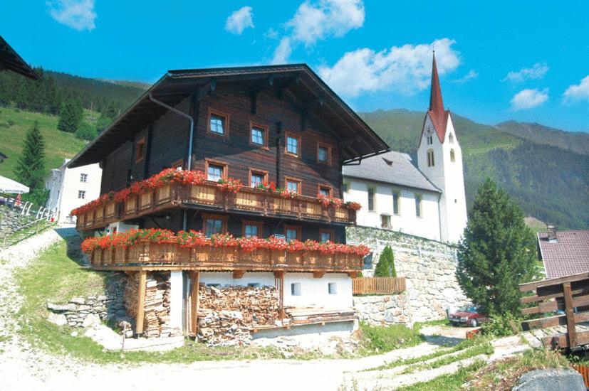 Nespecifikovaný výhled na hory nebo výhled na hory při pohledu z hotelu