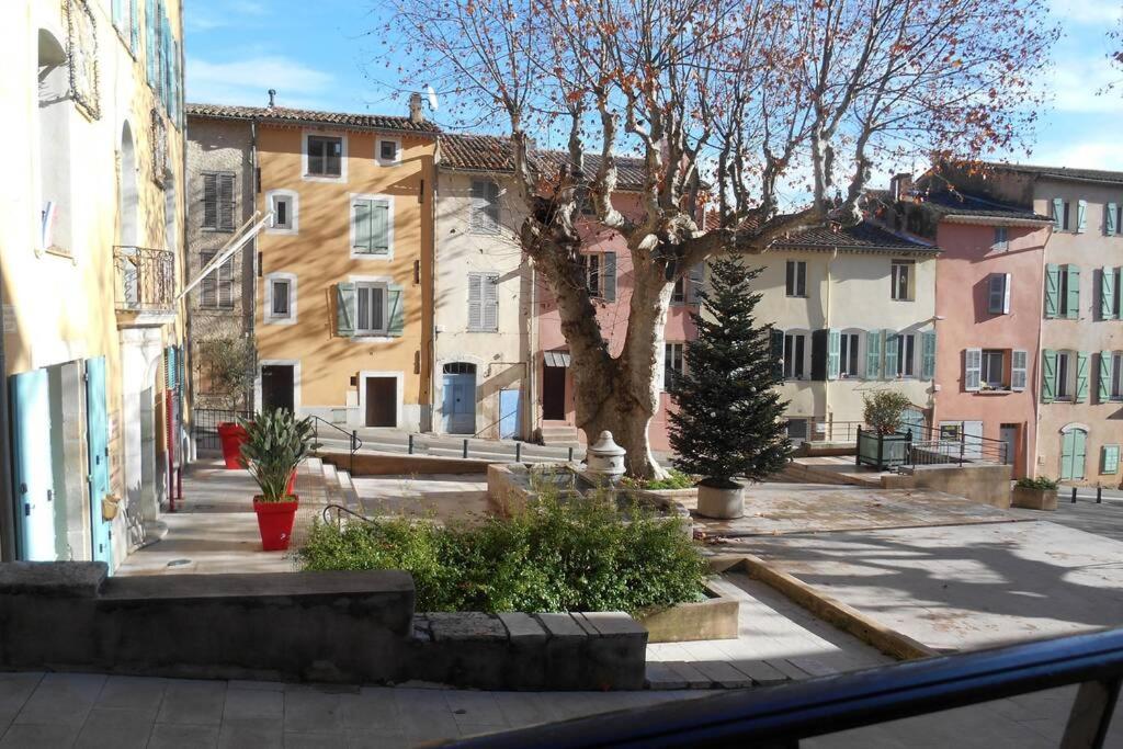 a view of a street with buildings and a tree at Entre Saint-Tropez et les gorges du Verdon. in Lorgues